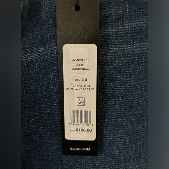 NWT BCBG MAX AZRIA Dark Wash Flare Jeans size 25 (runs small) - Picture 7 of 7